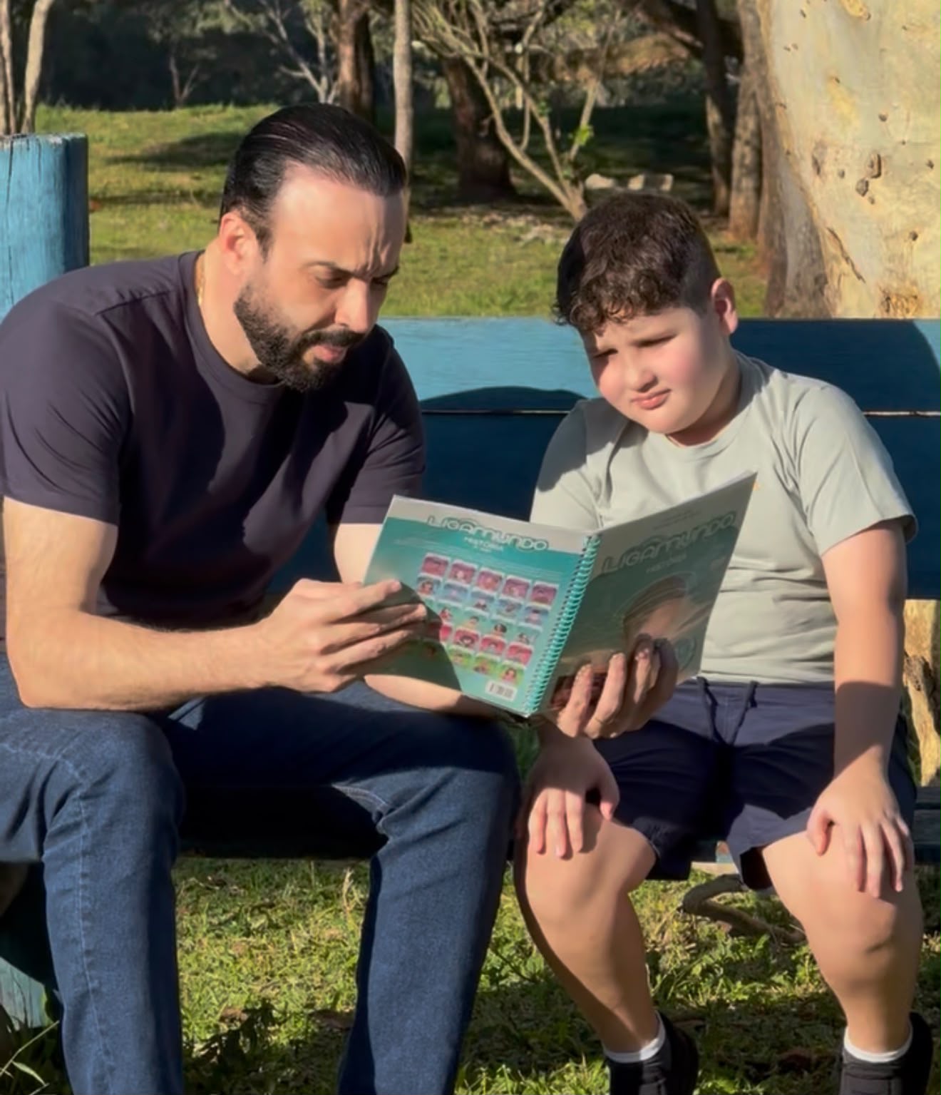 Professor Juari com bebê no colo durante visita